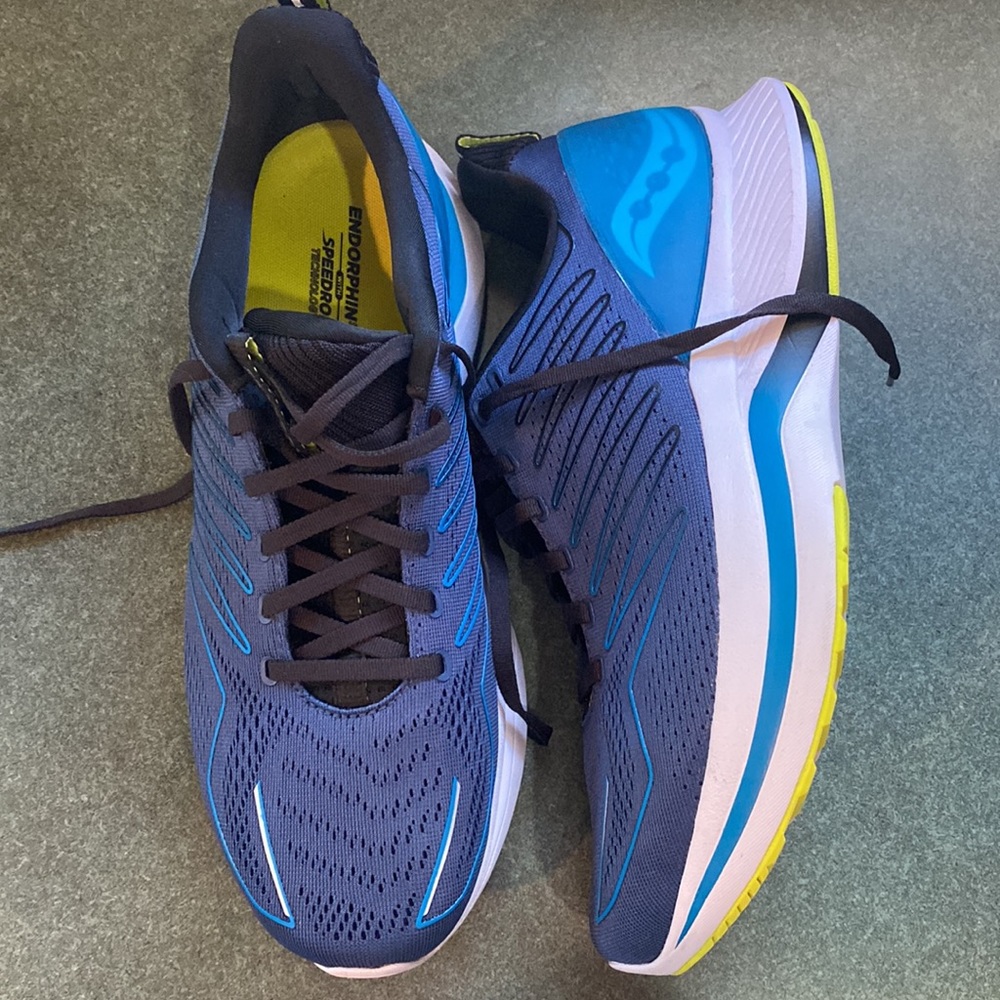 Saucony mens sneakers like new!!